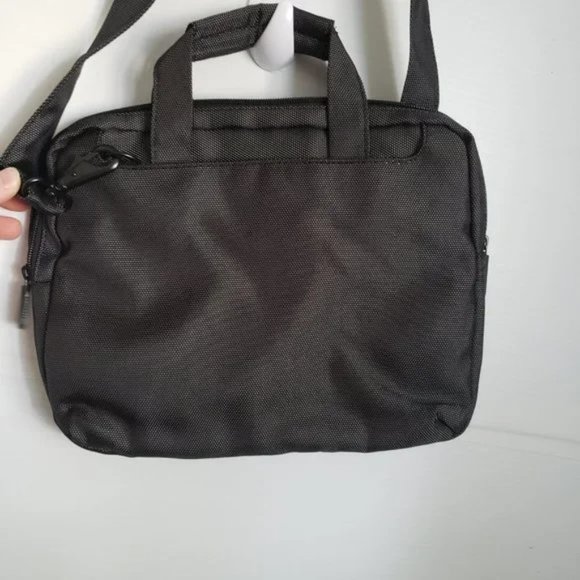 GnarlyFish tablet ipad bag up to 12" across zippered shoulder strap front pocket - Picture 9 of 9